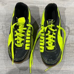 PUMA indoor soccer shoes youth size 4 Excellent Condition